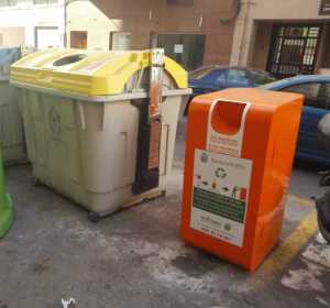 Contenedor de recogida de aceite -de color naranja- en la calle Marques de Asprillas de Elche Contenedor de recogida de aceite -de color naranja- en la calle Marques de Asprillas de Elche