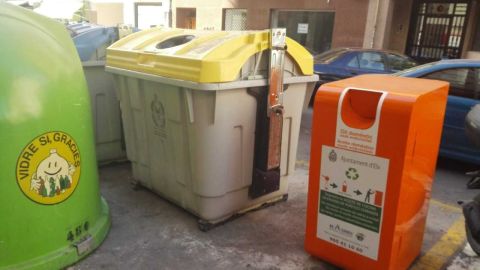 Contenedor de recogida de aceite -de color naranja- en la calle Marques de Asprillas de Elche