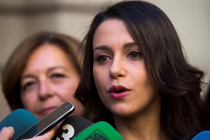 Arrimadas pide "tranquilidad" a PP y PSOE y recuerda que la Mesa del Parlament es "un órgano clave" Arrimadas pide "tranquilidad" a PP y PSOE y recuerda que la Mesa del Parlament es "un órgano clave"