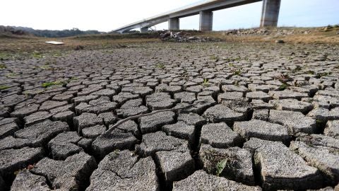 Vista del lecho seco del r&iacute;o Guadiana