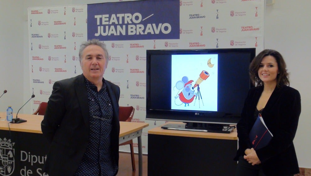 La diputada de cultura, Sara Dueñas, y el responsable del teatro Marco Acosta, presentan a la nueva mascota