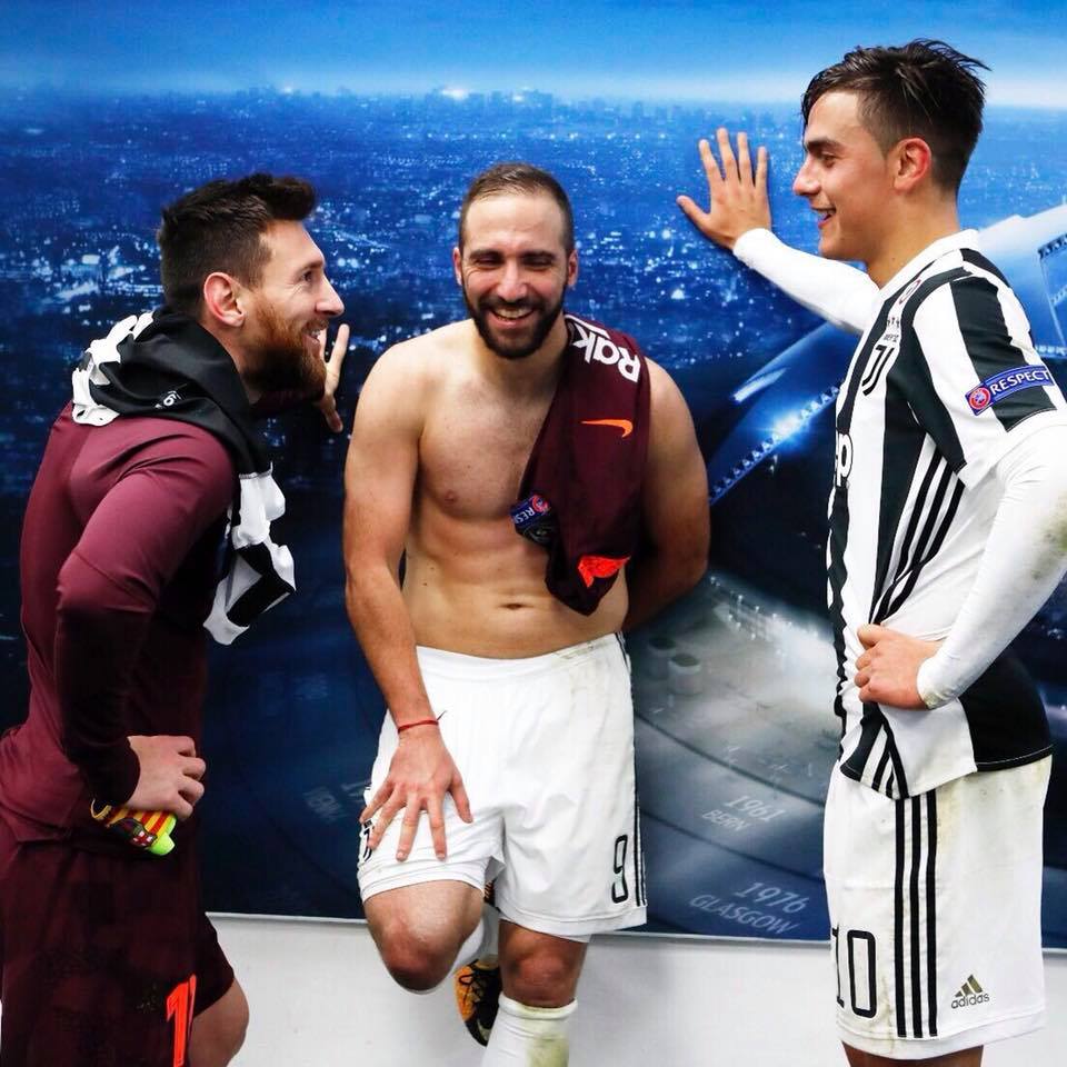 La comentada foto de Messi con Higuaín y Dybala tras el Juve - Barça La comentada foto de Messi con Higuaín y Dybala tras el Juve - Barça