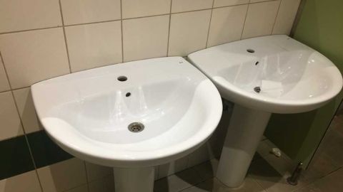 Lavabos de una sala de estudio de Elche sin grifer&iacute;a