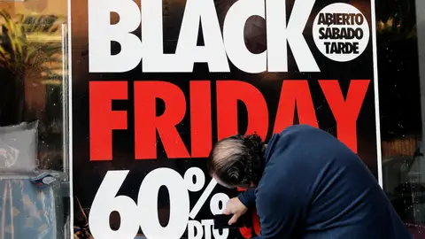 Un cartel del Black Friday en un escaparate. Un cartel del Black Friday en un escaparate.