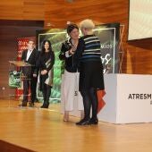 María José Martínez recogiendo el premio 'Ilicitano en la onda' en la categoría de Solidaridad y Acción Social