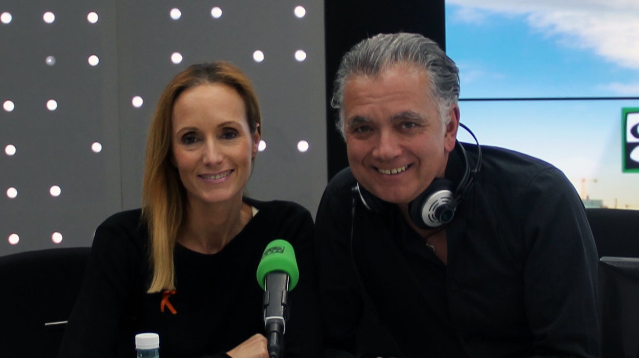 Juan Ramón Lucas y Sandra Ibarra: "Queremos convertir en noticia a la gente que supera el cáncer, no solo a la que fallece" Juan Ramón Lucas y Sandra Ibarra: "Queremos convertir en noticia a la gente que supera el cáncer, no solo a la que fallece"