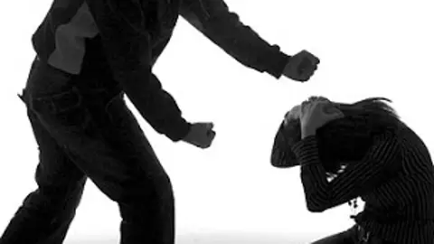 Representación de una escena de violencia machista maltrato