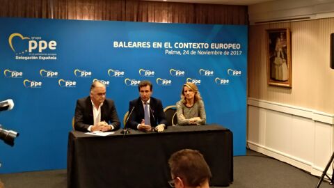 El portavoz del Grupo Popular en el Parlamento Europeo, Esteban Gonz&aacute;lez Pons, el presidente del Partido Popular de las Islas Baleares, Biel Company y la eurodiputada por Baleares,Rosa Estar&aacute;s
