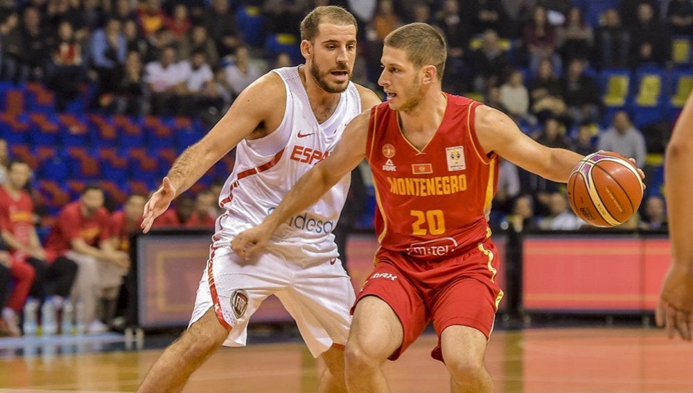 España ganó a Montenegro en su debut en la clasificación hacia el Mundial