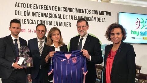 La presidenta del CD Leganes, Victoria Pav&oacute;n, junto a Mariano Rajoy