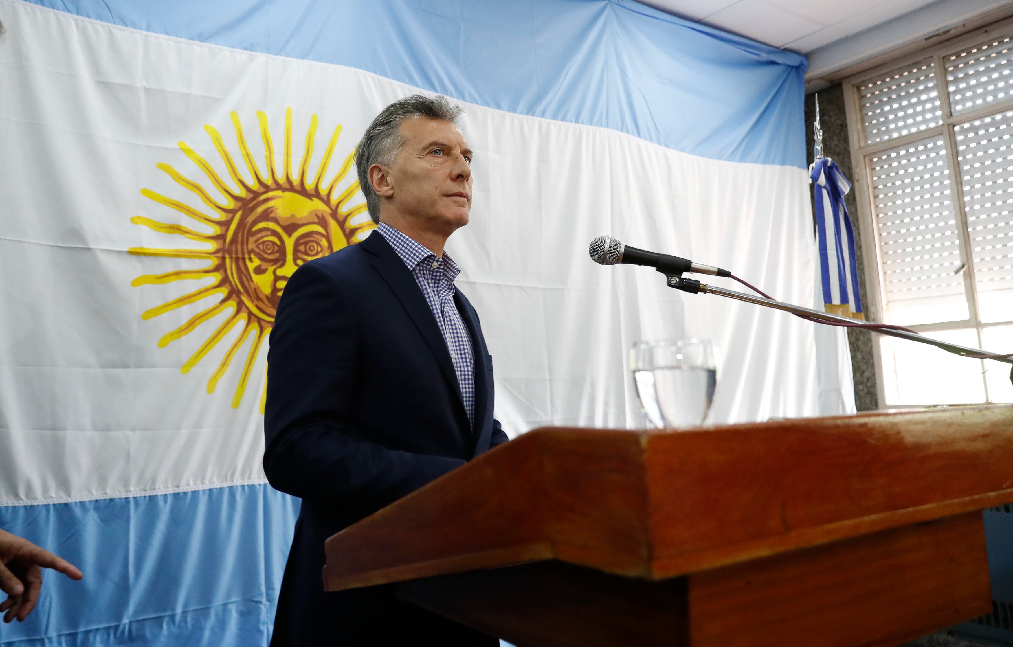 Argentina reducirá cargos políticos, congelará sueldos y prohibirá que familiares de ministros formen parte del Gobierno Argentina reducirá cargos políticos, congelará sueldos y prohibirá que familiares de ministros formen parte del Gobierno