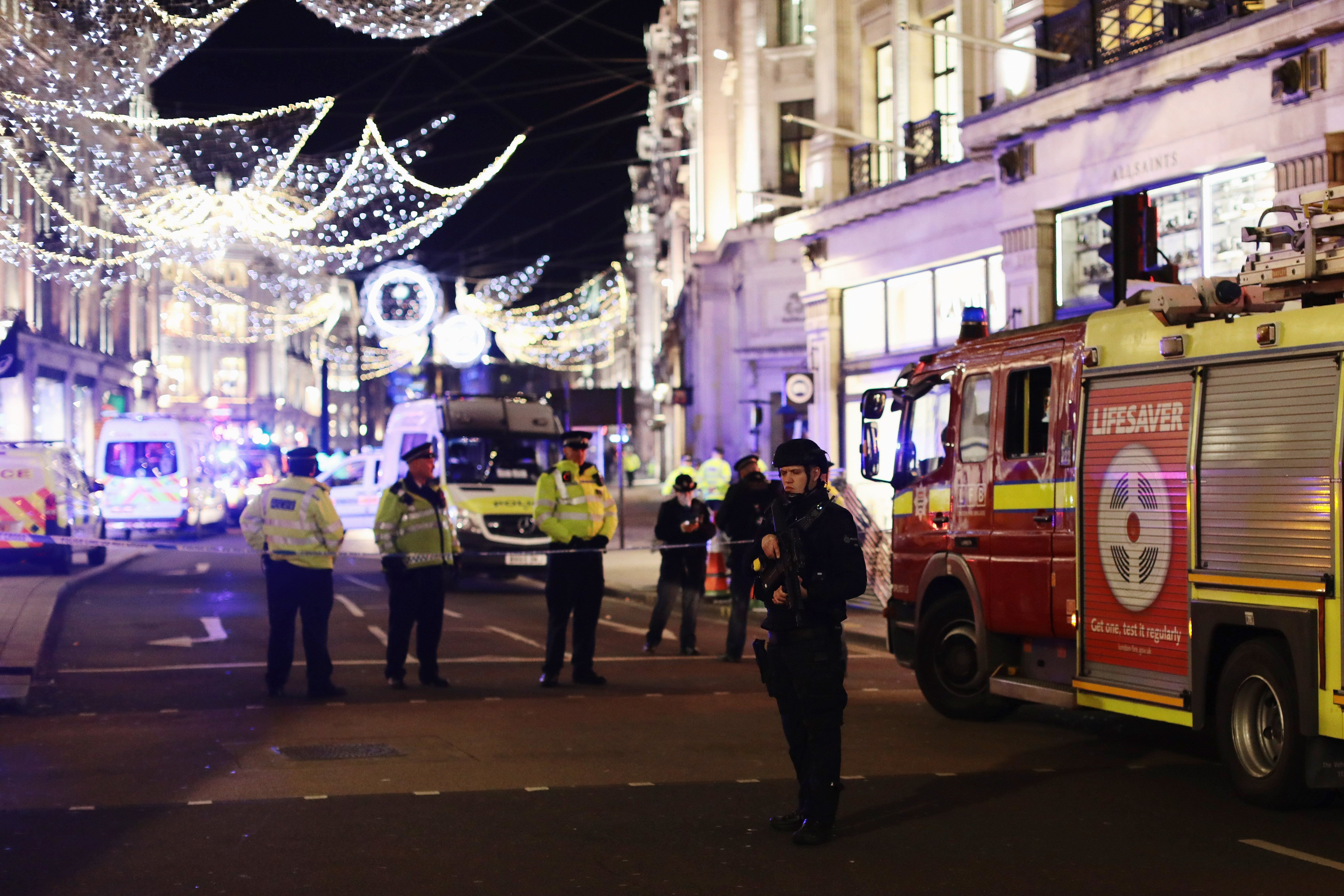 La Policía británica reabre la estación de metro de Oxford Circus en Londres y da por concluida la amenaza La Policía británica reabre la estación de metro de Oxford Circus en Londres y da por concluida la amenaza