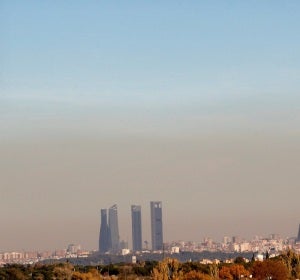 Vista de una capa de contaminación cubriendo la ciudad de Madrid Vista de una capa de contaminación cubriendo la ciudad de Madrid