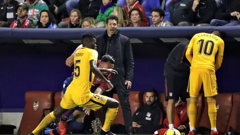 Simeone da instrucciones a sus jugadores durante el Levante - Atlético de Madrid Simeone da instrucciones a sus jugadores durante el Levante - Atlético de Madrid