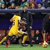 Simeone da instrucciones a sus jugadores durante el Levante - Atlético de Madrid
