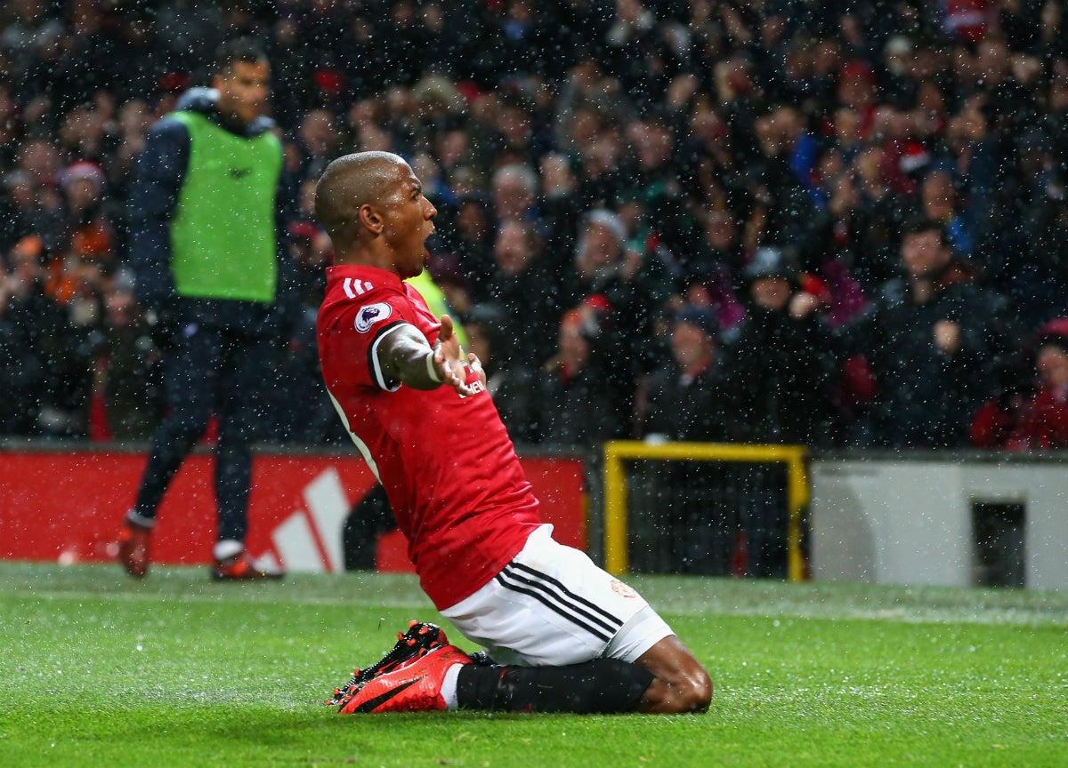 El Manchester United derrota al Brighton con un solitario gol de Ashley Young El Manchester United derrota al Brighton con un solitario gol de Ashley Young