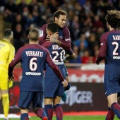 Neymar celebra con sus compañeros su gol ante el Mónaco