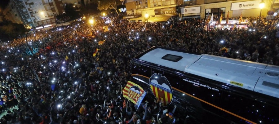 El autobús del Valencia llega a Mestalla El autobús del Valencia llega a Mestalla