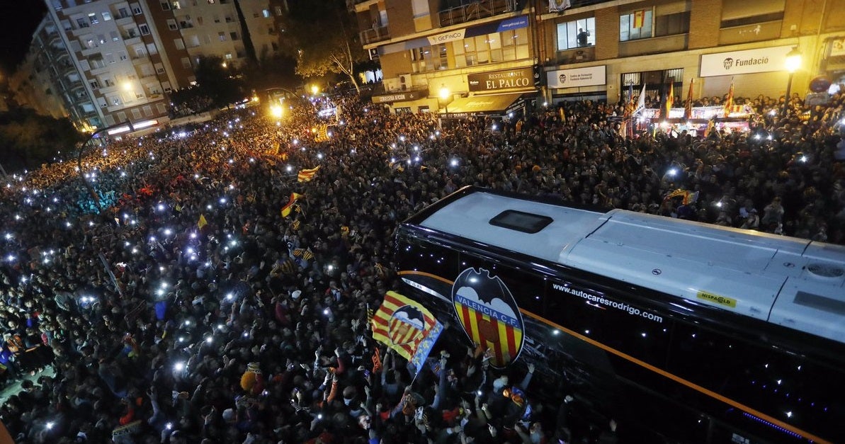 Las peñas toman parte por el Valencia Las peñas toman parte por el Valencia