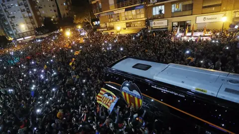 El autobús del Valencia llega a Mestalla El autobús del Valencia llega a Mestalla