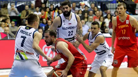 Quino Colom intenta avanzar ante la defensa de Eslovenia Quino Colom intenta avanzar ante la defensa de Eslovenia