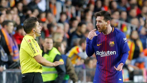 Messi protesta ante el linier el gol no concedido ante el Valencia
