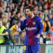 Messi protesta ante el linier el gol no concedido ante el Valencia