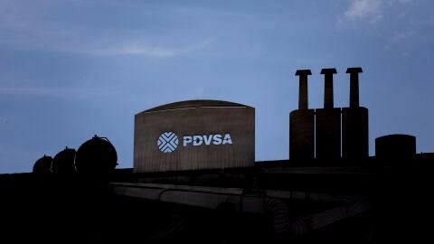  Detalle de una escultura en las inmediaciones del edificio de la sede principal de Petr&oacute;leos de Venezuela (PDVSA), en Caracas (Venezuela).
