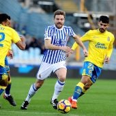 Illarramendi conduce el balón durante el Real Sociedad - Las Palmas