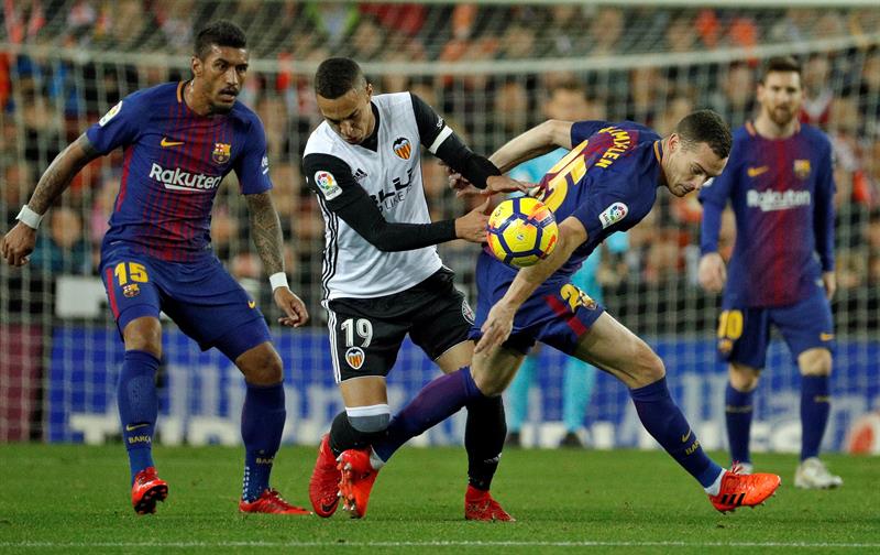 Valencia 1 - 1 Barcelona | Empate en Mestalla marcado por un gol legal de Messi no concedido Valencia 1 - 1 Barcelona | Empate en Mestalla marcado por un gol legal de Messi no concedido