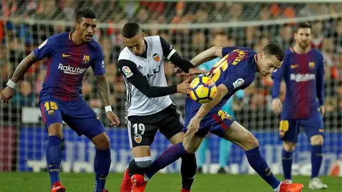 Rodrigo con Vermaelen en un momento del encuentro. Rodrigo con Vermaelen en un momento del encuentro.