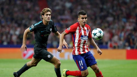 Correa y Marcos Alonso, durante el Atl&eacute;tico de Madrid - Chelsea