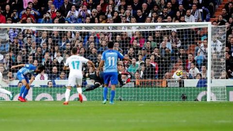 El portero del M&aacute;laga Roberto Jim&eacute;nez no puede detener el bal&oacute;n