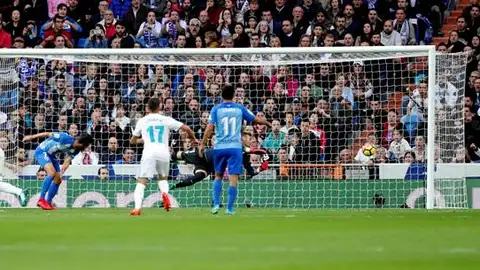 El portero del Málaga Roberto Jiménez no puede detener el balón El portero del Málaga Roberto Jiménez no puede detener el balón