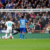 El portero del Málaga Roberto Jiménez no puede detener el balón