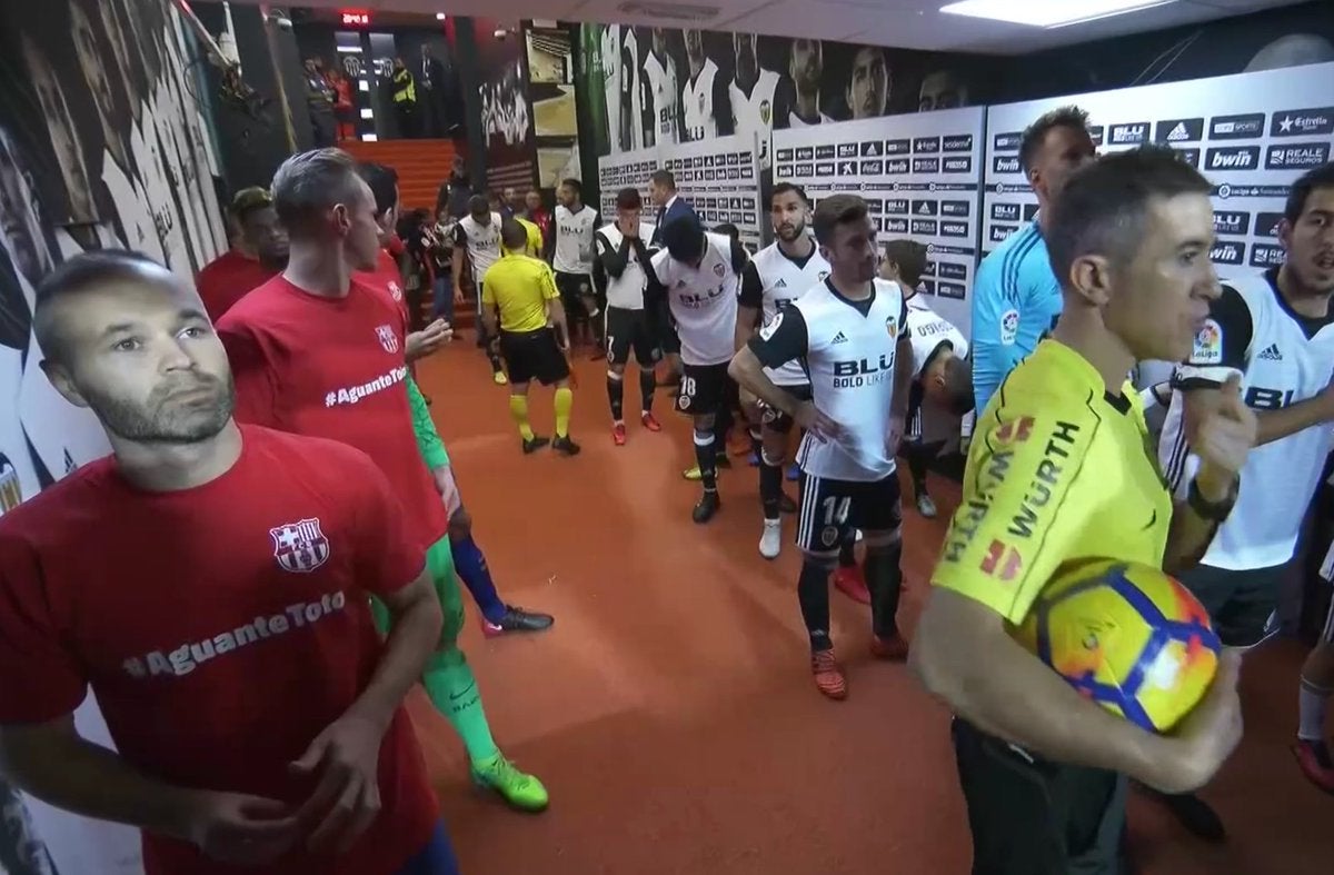 El Barcelona salta a Mestalla con camisetas de apoyo a Eduardo Berizzo El Barcelona salta a Mestalla con camisetas de apoyo a Eduardo Berizzo