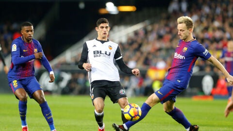 Rakitic intenta recuperar el bal&oacute;n ante Guedes