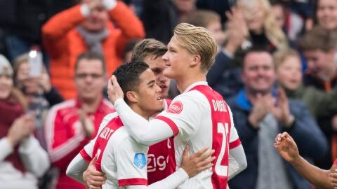 Kluivert celebra un gol con Dolberg