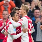 Kluivert celebra un gol con Dolberg