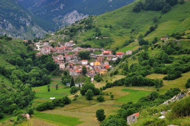 Muere un senderista de 64 años tras caer por una pendiente realizando la ruta entre Tresviso y Urdón Muere un senderista de 64 años tras caer por una pendiente realizando la ruta entre Tresviso y Urdón
