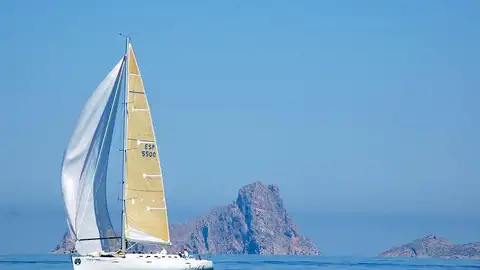 Itaca IX rumbo a Calpe en la XX edición del Trofeo Peñón de Ifach .