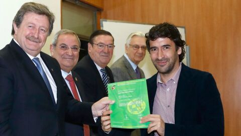 Ra&uacute;l recibe el t&iacute;tulo de director deportivo de la RFEF.