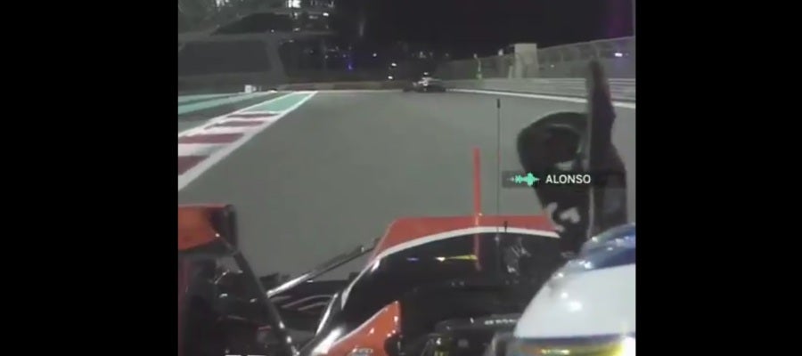 Fernando Alonso hace unos 'donuts' al acabar la carrera en Abu Dabi Fernando Alonso hace unos 'donuts' al acabar la carrera en Abu Dabi