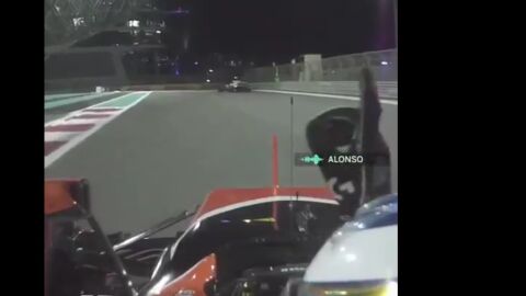 Fernando Alonso hace unos 'donuts' al acabar la carrera en Abu Dabi