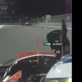 Fernando Alonso hace unos 'donuts' al acabar la carrera en Abu Dabi Fernando Alonso hace unos 'donuts' al acabar la carrera en Abu Dabi