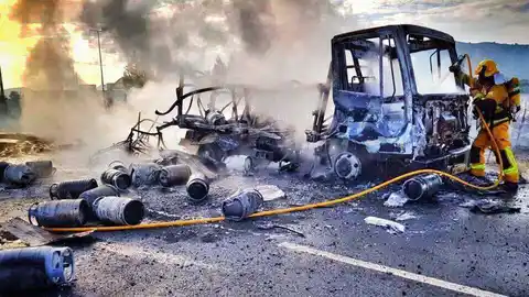 Un bombero en las labores de extinción del camión de butano incendidado en Aspe Un bombero en las labores de extinción del camión de butano incendidado en Aspe