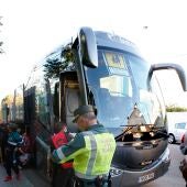 Un autobús escolar en un control de la Guardia Civil