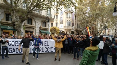 El abogado defensor de Cursach en frente de la manifestaci&oacute;n a favor de su liberaci&oacute;n