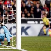 Neto despeja el balón que entró y que el árbitro no concedió en el Valencia-Barça