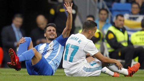 El jugador del M&aacute;laga Juankar se duele de su rodilla derecha en el Bernab&eacute;u